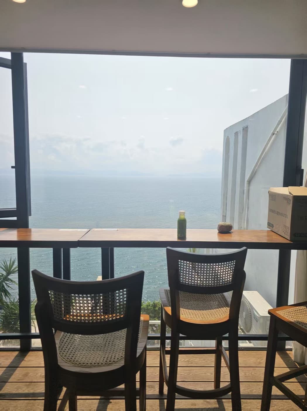 Where to stay in Shenzhen by the sea: the window bar of the 7-Eleven Haibeiwan in Nan'ao, looking over Dapeng Bay